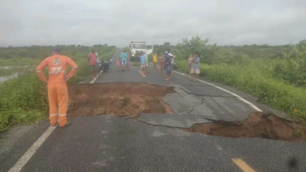 Parte da CE-240 entre Miraíma e Itapipoca fica destruída após açude transbordar