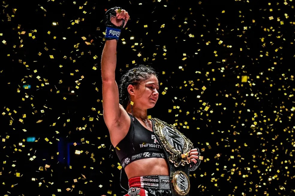 Cearense Allycia Rodrigues volta a lutar após gravidez e é campeã de torneio de muay thai