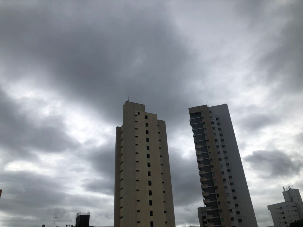 Fortaleza amanhece com chuva na manhã deste domingo (26)