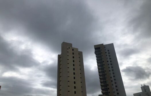 Fortaleza amanhece com chuva na manhã deste domingo (26)