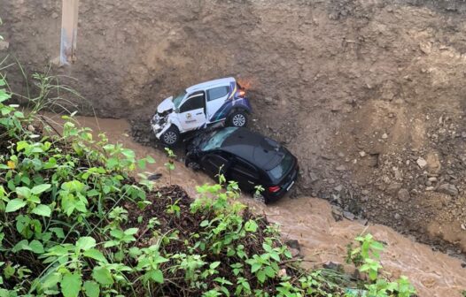 Chuva abre cratera em rodovia no interior do Ceará