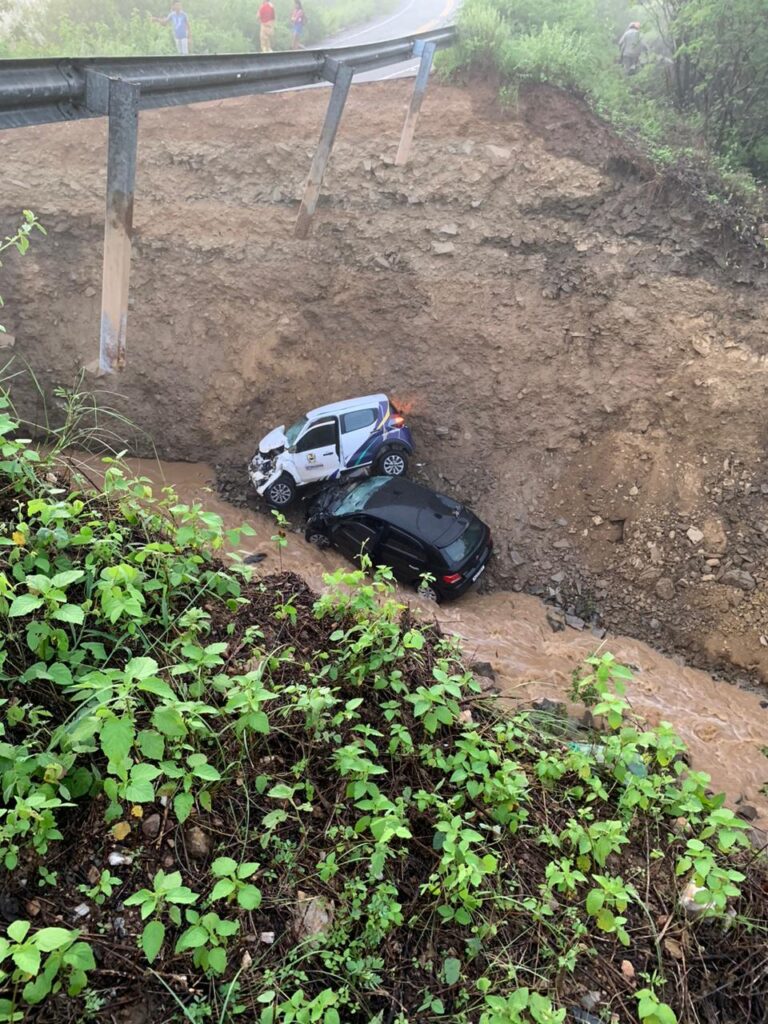 Chuva abre cratera em rodovia no interior do Ceará