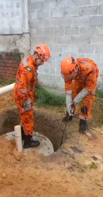 Corpo de Bombeiros resgata cadela que caiu em cacimba em construção