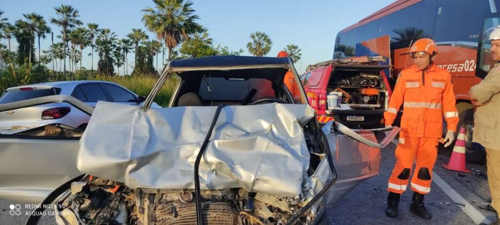 Motorista morre ao desviar de buraco e colidir em ônibus no Ceará