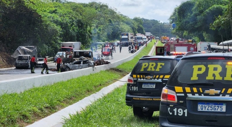 Acidente com 12 veículos na BR-408 em Recife causa fogo e interdita rodovia