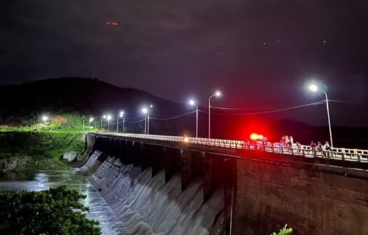 Açude de Quixeramobim volta a sangrar depois de 12 anos e população se reúne para presenciar o momento