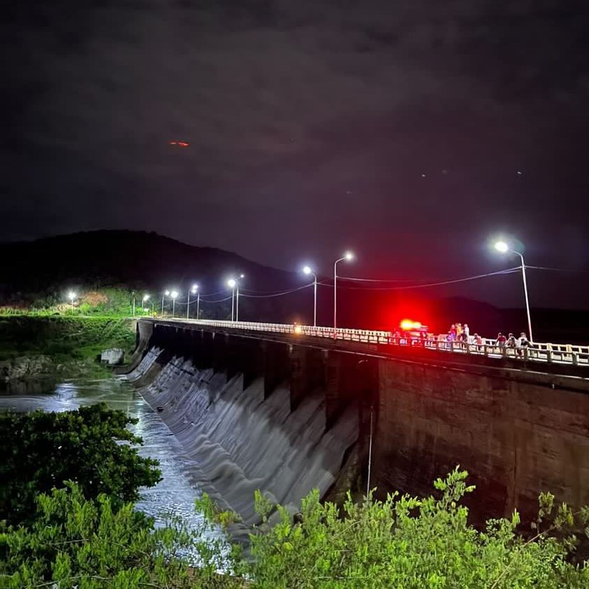 Açude de Quixeramobim volta a sangrar depois de 12 anos e população se reúne para presenciar o momento