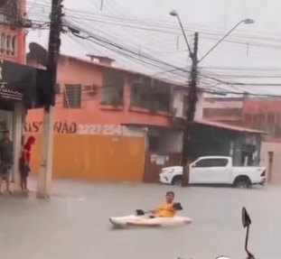 Após manhã de chuva, moradores da Aerolândia, em Fortaleza, são flagrados em passeio de caiaque