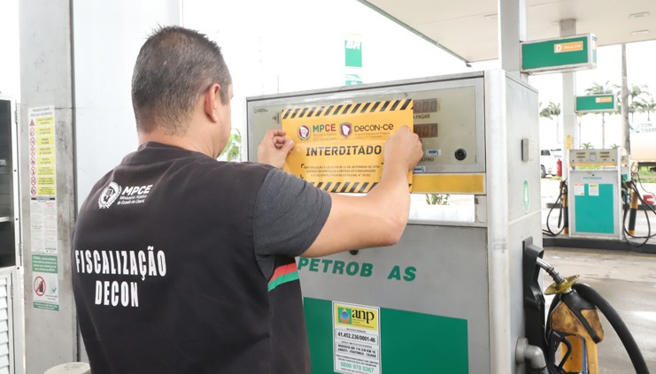 Bombas de posto de combustível são interditadas por venda de óleo diesel adulterado no Ceará