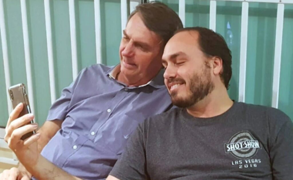 Carlos Bolsonaro abandona redes sociais do pai saiba os motivos