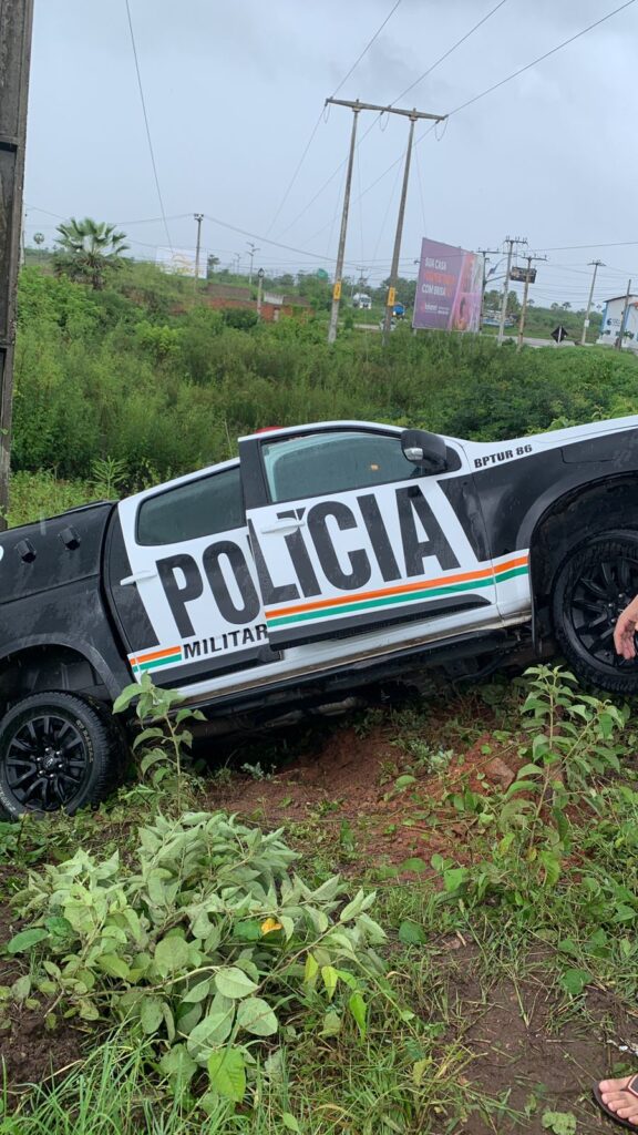 Carro da polícia sai da estrada após colisão com carreta em Aracati