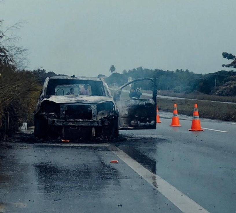 Carro de passeio pega fogo na CE 040, em Aquiraz