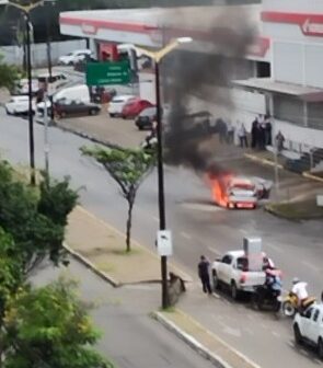 Carro pega fogo em via movimentada de Fortaleza