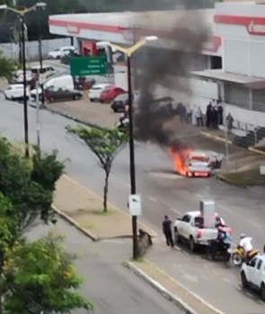 Carro pega fogo em via movimentada de Fortaleza