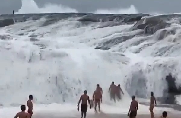 Ciclone bomba assusta banhistas em praia do Rio de Janeiro