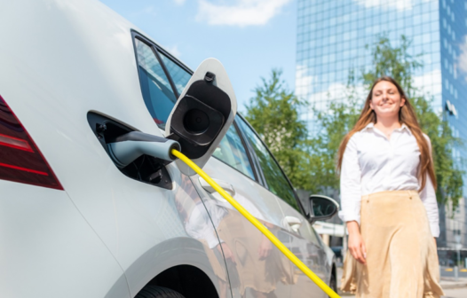 Pesquisa revela que mulheres trocam mais rápido de carro que homens