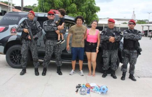 Criança socorrida por policias militares visita base do batalhão, em Itapipoca