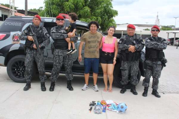 Criança socorrida por policias militares visita base do batalhão, em Itapipoca