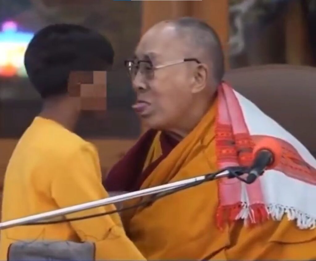 Dalai Lama se desculpa após beijar boca de criança e pedir que ela chupe sua língua