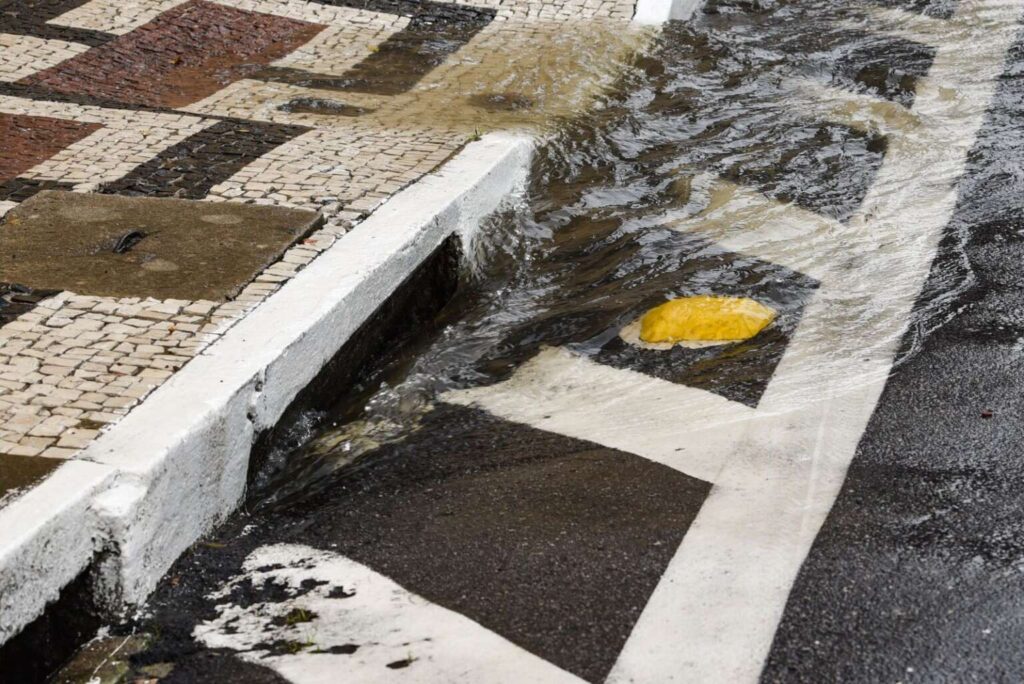 Destinar água de chuva às redes de esgoto pode gerar multa; entenda como funciona