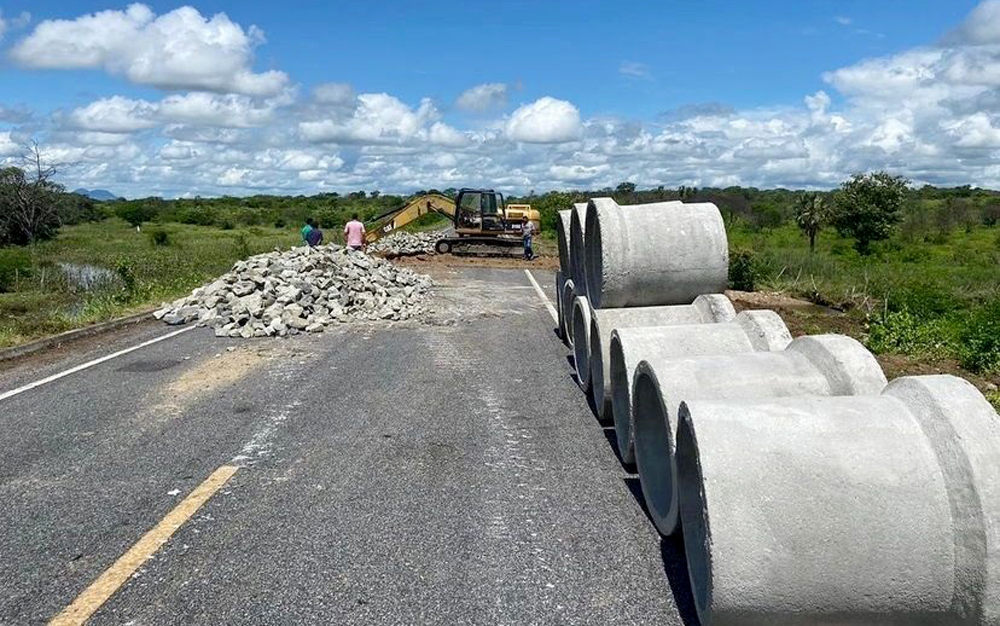 Dois trechos de rodovias estaduais seguem com bloqueio parcial no Ceará