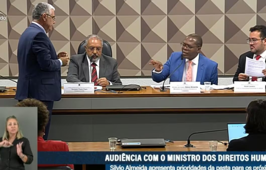 Ministro Sílvio de Almeida rejeita ‘feto’ de Eduardo Girão e é aplaudido: ‘escárnio’