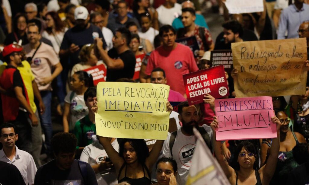 Estudantes fazem passeata pela revogação do novo ensino médio em SP