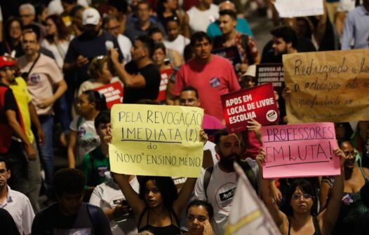 Estudantes fazem passeata pela revogação do novo ensino médio em SP