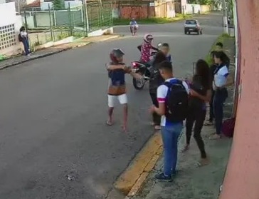 Estudantes são assaltados à mão armada ao lado de escola no Cariri