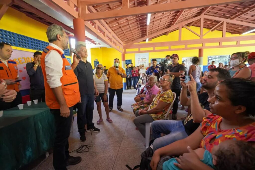 Governador Elmano de Freitas garante aluguel social para famílias desabrigas em São Benedito, na Serra da Ibiapaba