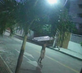 Homem furta e carrega portão na cabeça em Fortaleza