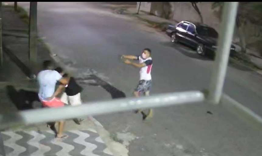 Homem reage contra assaltantes que fogem após arma falhar em bairro de Fortaleza