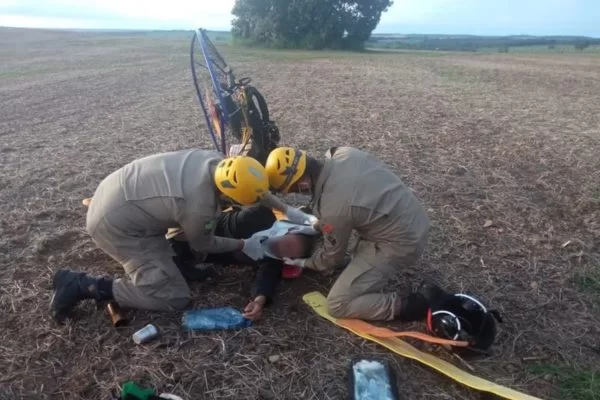 Homem sobrevive a queda de 20 metros de altura durante passeio de paramotor