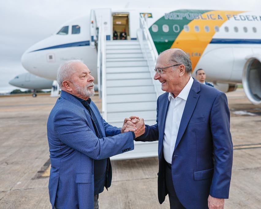 Lula viaja à China em busca de parcerias comerciais; Alckmin assume Presidência