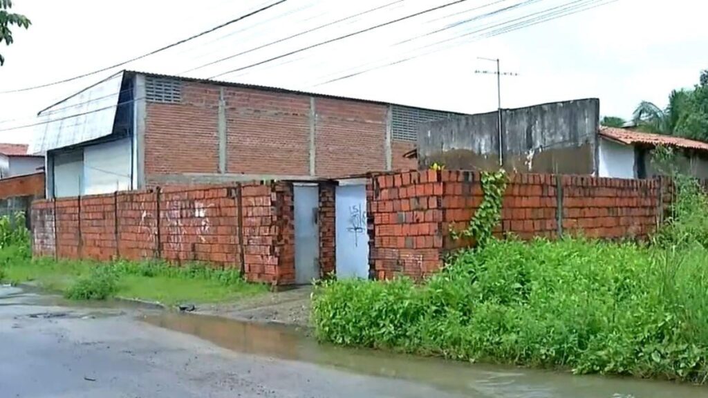 Mãe e filho são encontrados mortos dentro de casa em Caucaia