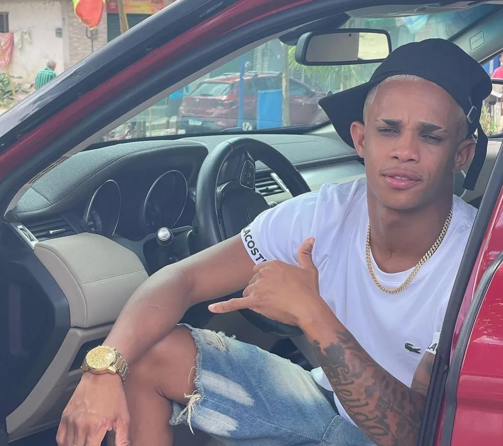 MC Biel Xcamoso morre em acidente de carro; confira vídeo