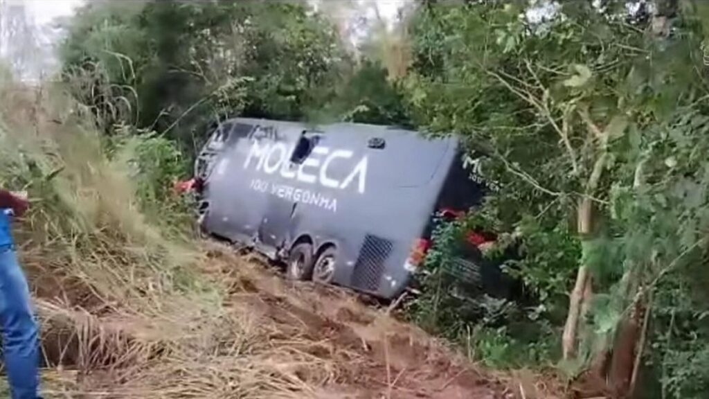 Um homem morre e outro fica ferido em acidente com ônibus de banda de forró