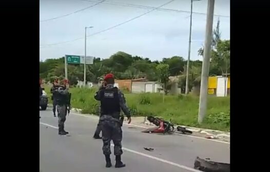 Motociclista sofre ferimentos na perna e cabeça após colisão com viatura policial