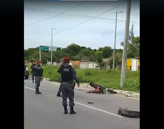 Motociclista sofre ferimentos na perna e cabeça após colisão com viatura policial