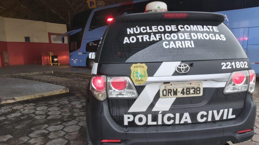 Mulher de 50 anos é presa em flagrante com drogas em van, em Barbalha