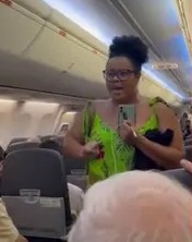 Mulher negra é expulsa de voo após se recusar a despachar mochila; entenda a polêmica