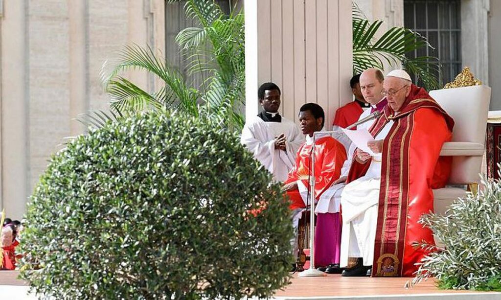 Papa celebra missa do Domingo de Ramos na Praça São Pedro, no Vaticano