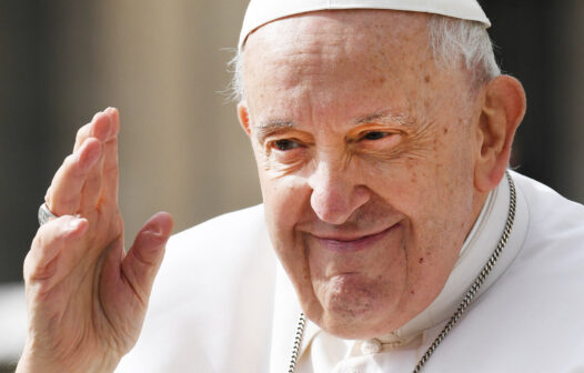 Papa Francisco recebe alta de hospital e volta para o Vaticano