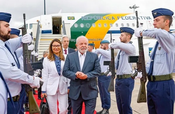 Presidente Lula desembarca em Portugal em primeira viagem à Europa