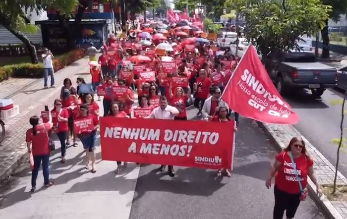 Professores de Fortaleza fazem ato “em defesa da educação pública”