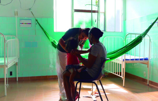 Técnicos de enfermagem falam dialetos de povos indígenas durante atendimento em hospital