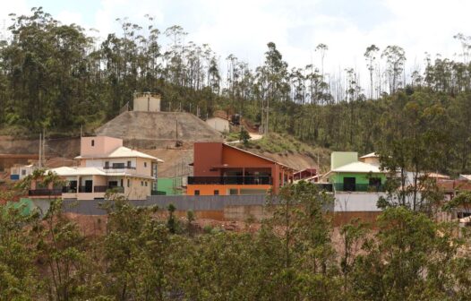 Sete anos e meio após tragédia, 4 famílias recebem casas em Mariana