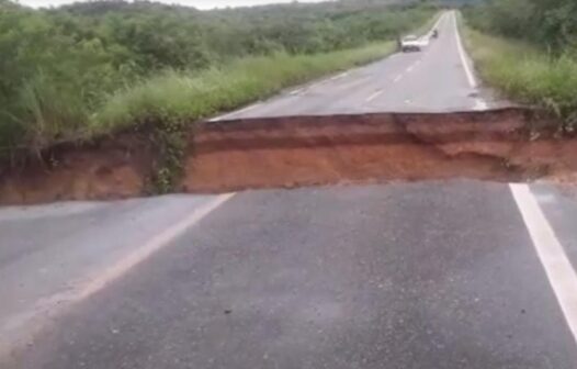 Fortes chuvas abrem cratera em rodovia; morador registra: “tá desmoronando tudo”