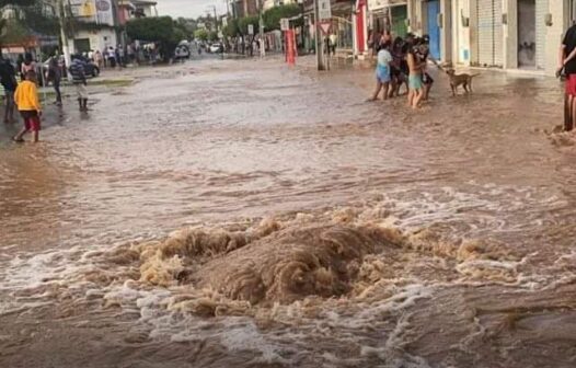 Chuva forte inunda casas e comércios em Farias Brito, no interior do Ceará