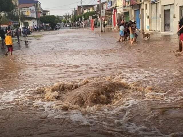 Chuva forte inunda casas e comércios em Farias Brito, no interior do Ceará